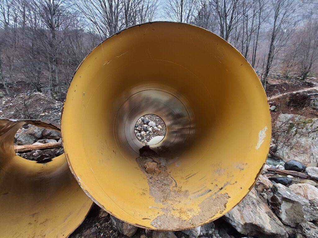 Tubat e njërit prej hidrocentraleve që po ndërtohet në Zall Gjoçaj. Foto ilustruese nga Sami Curri.